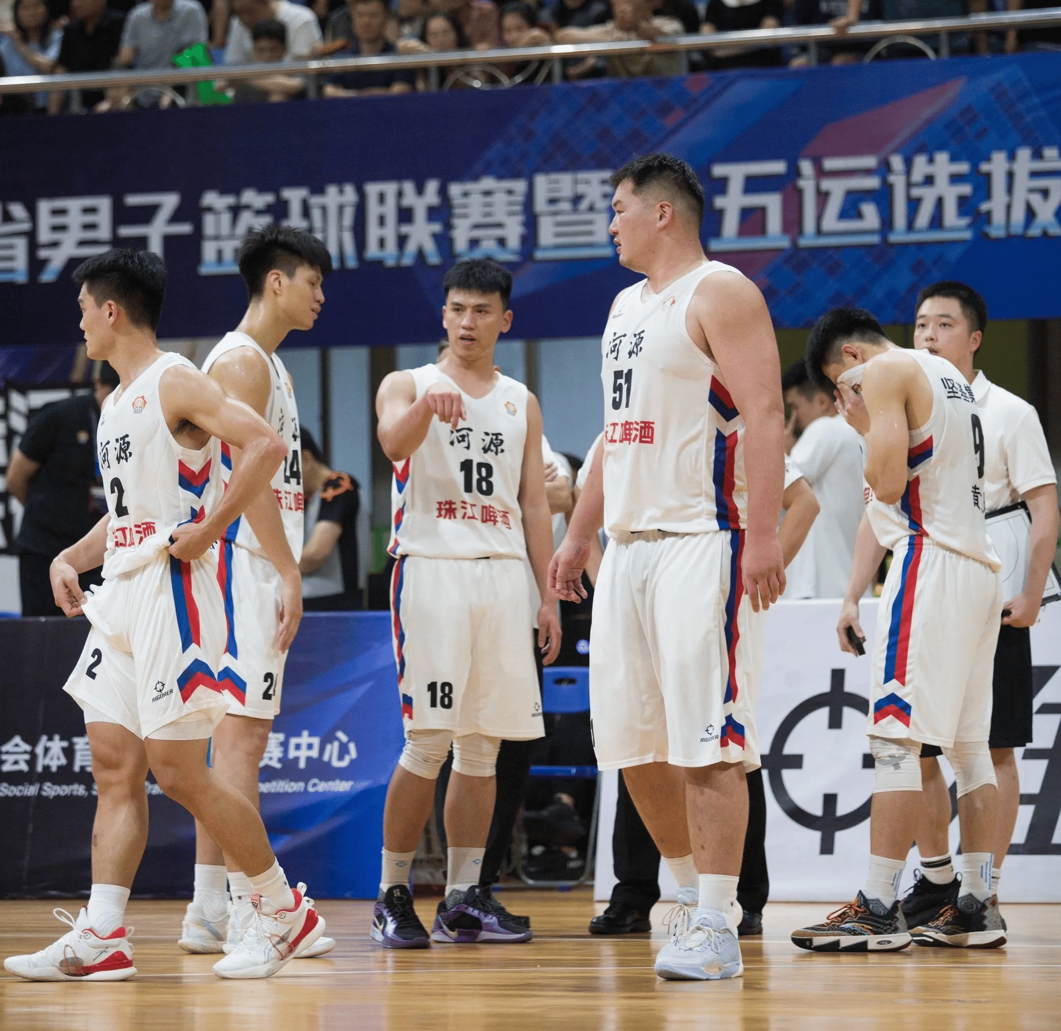 bob体育-体育赛事狂欢，篮球明星亮相粉丝沸腾(篮球比赛明星)