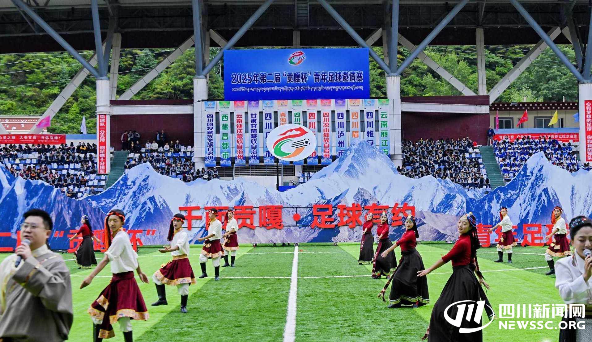 现场观众掌声不断,双方队伍展开激烈较量(现场嘉宾和观众对他的机智和幽默报以了热烈的掌声) 现场观众掌声不断,双方队伍展开激烈较量(现场嘉宾和观众对他的机智和幽默报以了热烈的掌声)