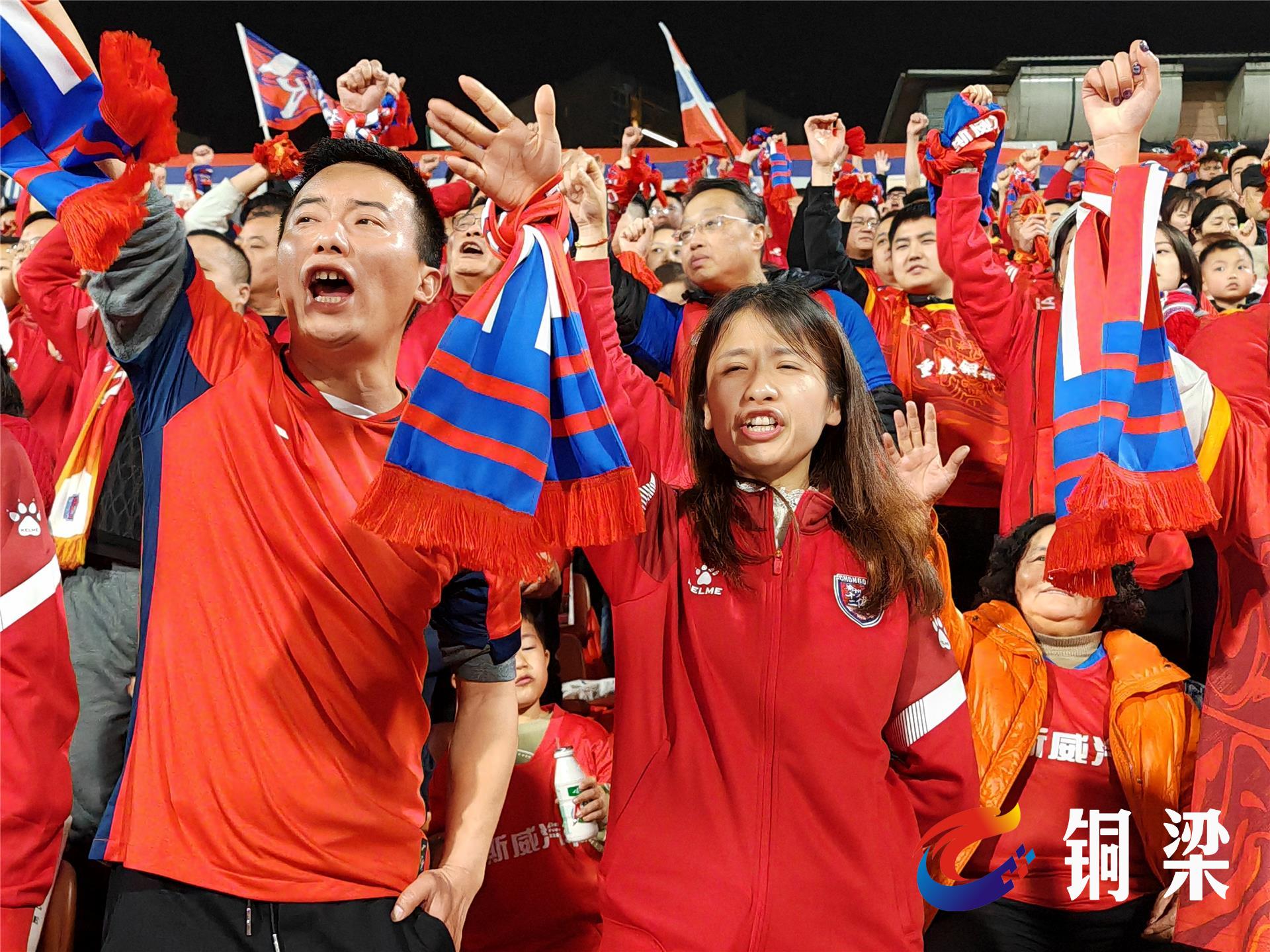 正在进行的国际篮球比赛中，球迷热情高涨