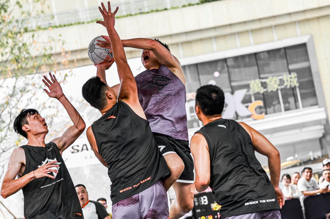 正在进行的国际篮球比赛中，球迷热情高涨